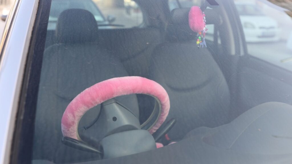 Pink fluffy car steering wheel cover