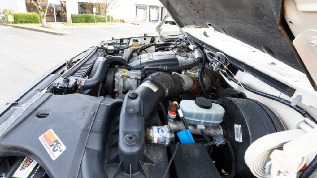 1997 White Ford F-250 XLT Heavy Duty Power Stroke Diesel pickup truck American 4X4 SUV off-road vehicle Turbo diesel engine