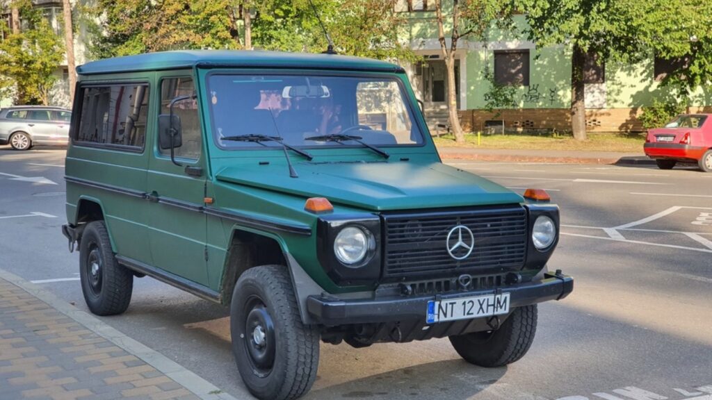 Mercedes-Benz G-Class 290 GD parked on the street