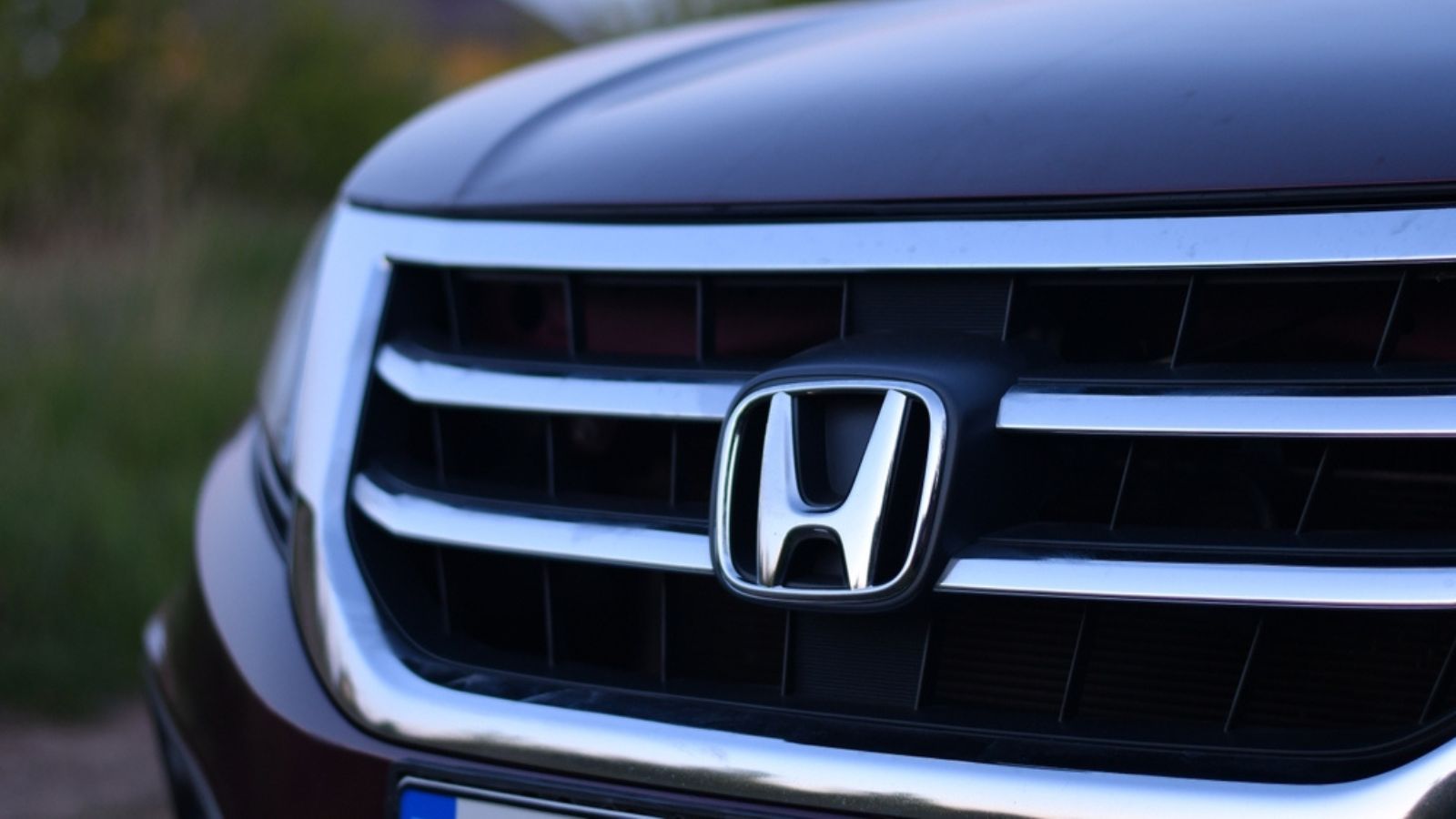 Close up view of Honda cars logo on Honda Crosstour car